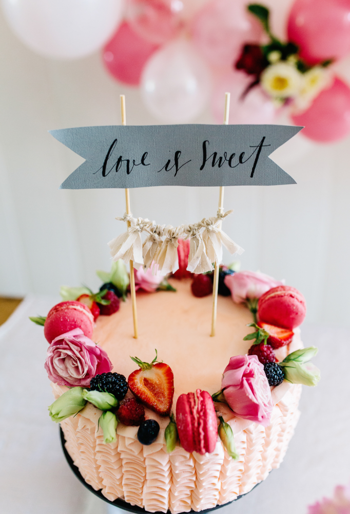 A romantic & relaxed Valentine's Day-inspired photo shoot